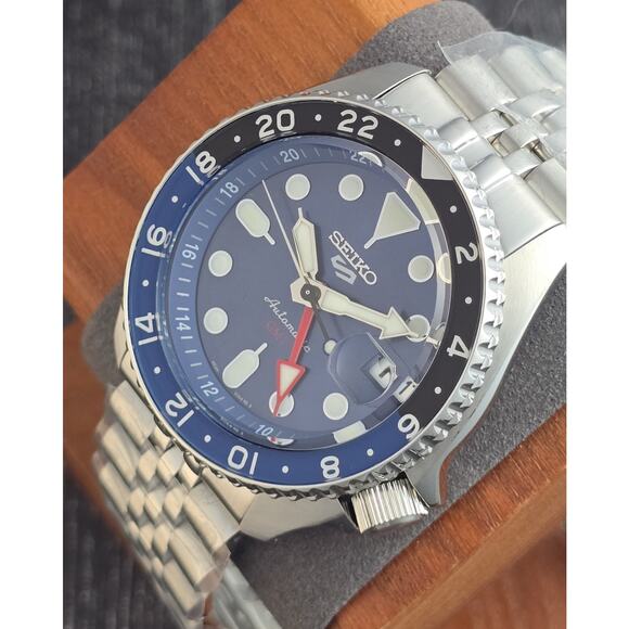 Seiko SSK003K1 GMT Diver – Blue Dial, 4R34 Auto, Black/Blue Bezel, NOS Unworn - Picture 4 of 8
